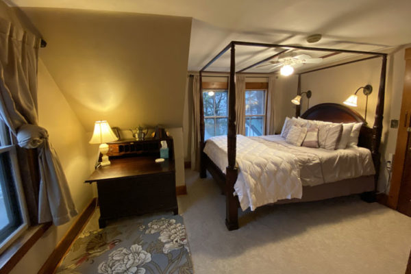 Lakefront Bed And Breakfast | Follansbee Inn, New Hampshire B&B