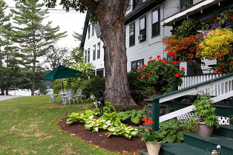 New Hampshire Romantic Getaways: Follansbee Inn, Kezar Lake, North Sutton, NH B&B